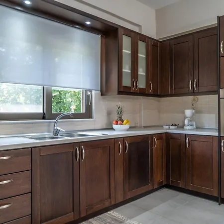 Emily In Countryside ハニア